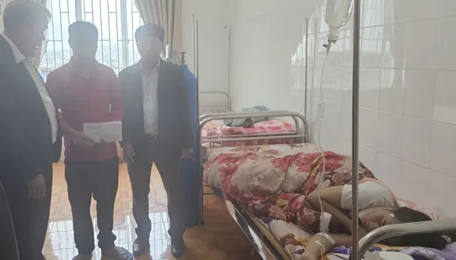 3-chau-be-qua-doi-trong-vu-chay-o-da-lat-me-doc-nang-bo-gat-nuoc-mat-dua-cac-con-ve-que-1