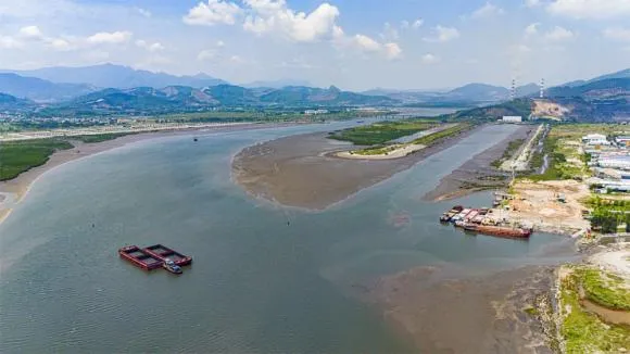 vinh-bien-cua-viet-nam-la-noi-hoi-tu-cua-8-cua-song-rong-chi-18m2-nhung-lai-co-den-5-cay-cau-bac-qua-2