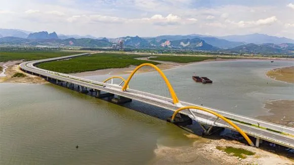 vinh-bien-cua-viet-nam-la-noi-hoi-tu-cua-8-cua-song-rong-chi-18m2-nhung-lai-co-den-5-cay-cau-bac-qua-7