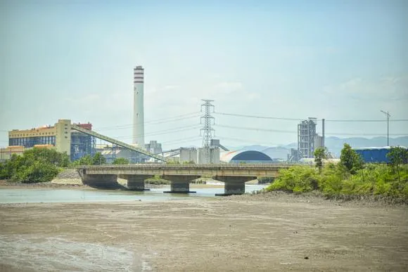 vinh-bien-cua-viet-nam-la-noi-hoi-tu-cua-8-cua-song-rong-chi-18m2-nhung-lai-co-den-5-cay-cau-bac-qua-9