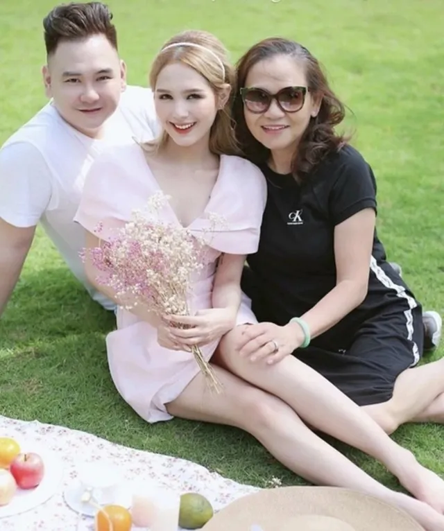 sau-khi-con-trai-ly-hon-me-xemesis-lan-dau-nhan-xet-ve-xoai-non-4