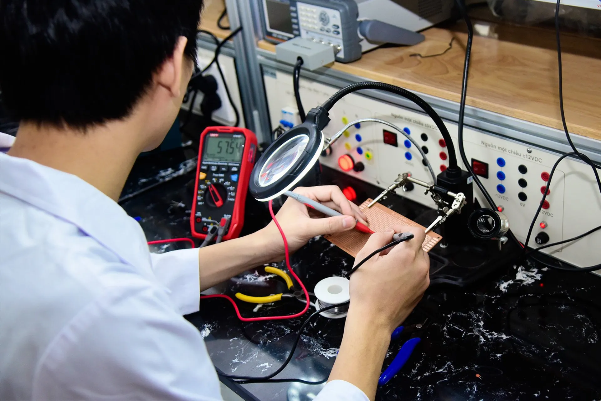 3-nganh-hoc-ra-truong-khong-lo-that-nghiep-3