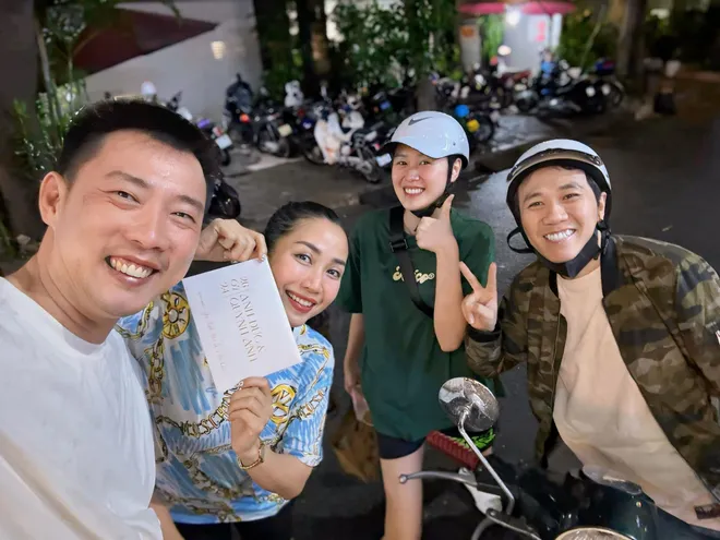 anh-duc-va-vo-kem-12-tuoi-cung-di-phat-thiep-moi-dua-ra-3-quy-dinh-trong-dam-cuoi-1