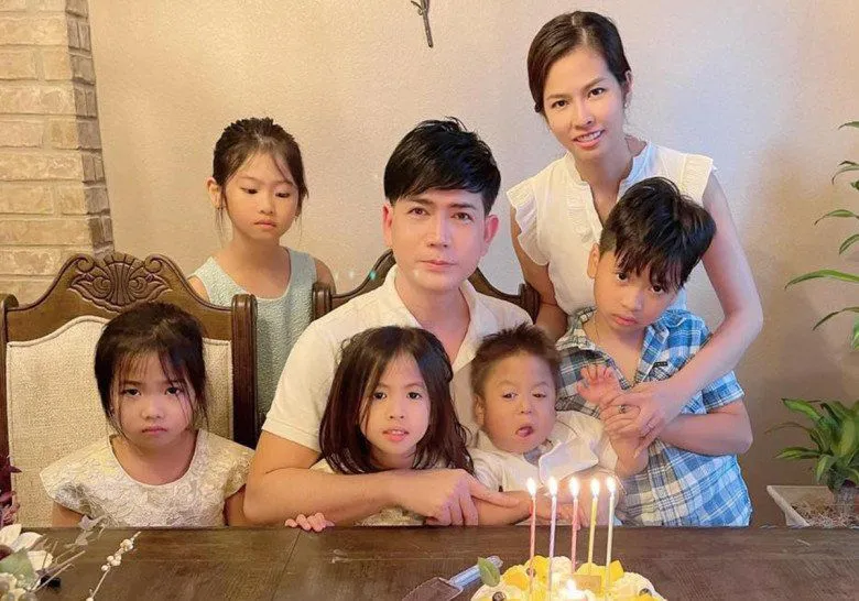 nam-ca-si-ho-van-o-nha-30-ty-sinh-5-con-voi-vo-xinh-dep-deu-dat-ten-giong-nhau-1