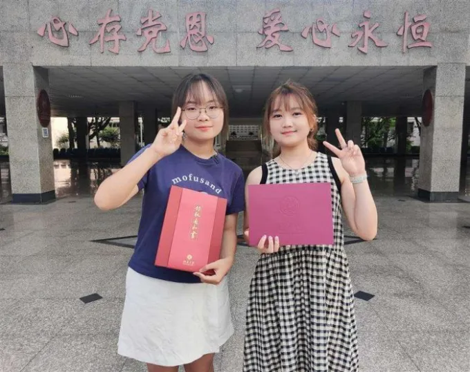 hai-nu-sinh-cung-ten-hoc-cung-truong-cung-do-vao-truong-dai-hoc-hang-dau-ca-nuoc-1