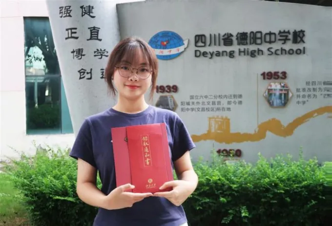 hai-nu-sinh-cung-ten-hoc-cung-truong-cung-do-vao-truong-dai-hoc-hang-dau-ca-nuoc-3