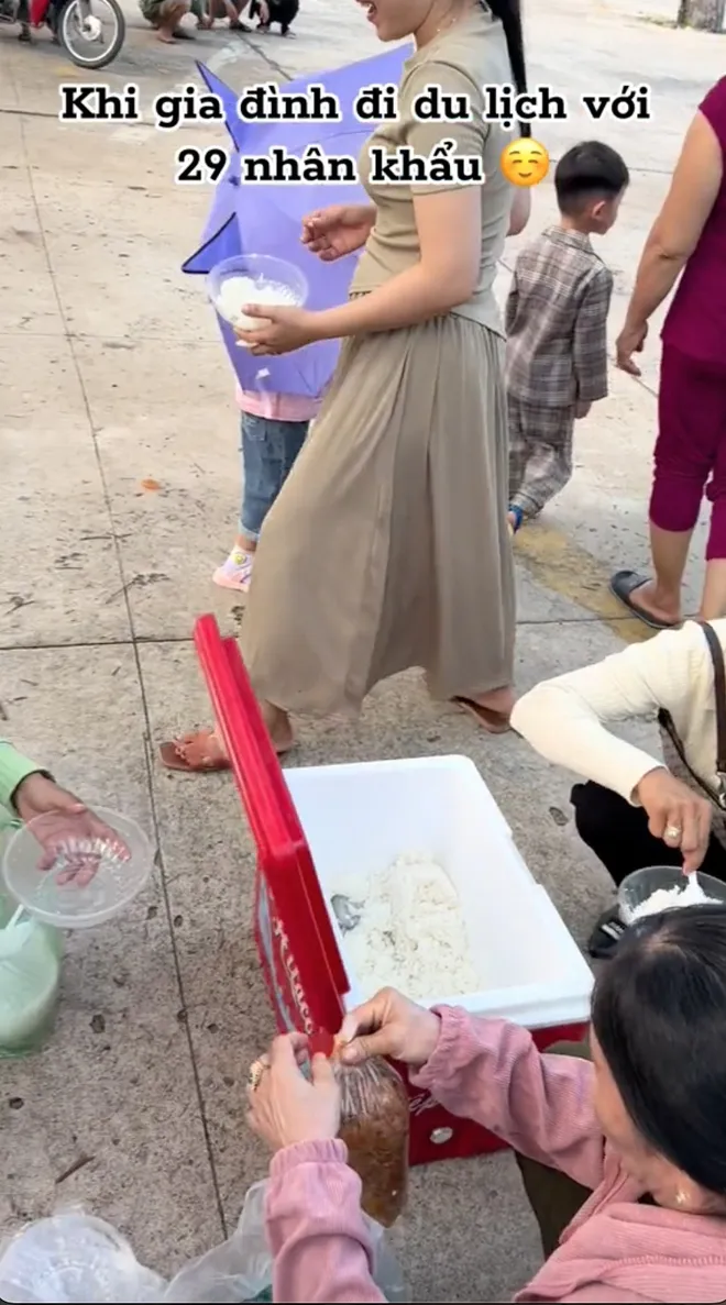 di-du-lich-ca-gia-dinh-29-nguoi-mang-com-an-doc-duong-nguoi-khen-co-nguoi-lai-che-1