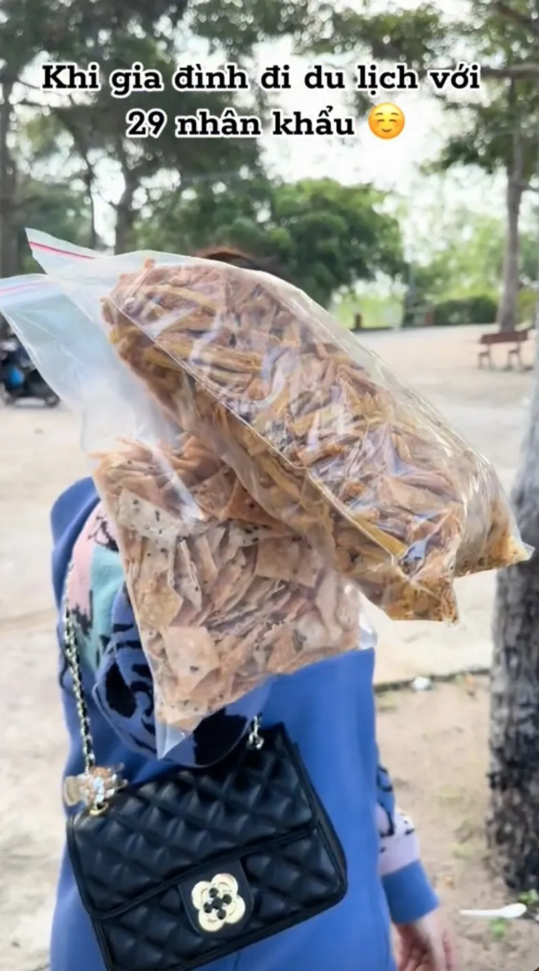 di-du-lich-ca-gia-dinh-29-nguoi-mang-com-an-doc-duong-nguoi-khen-co-nguoi-lai-che-6