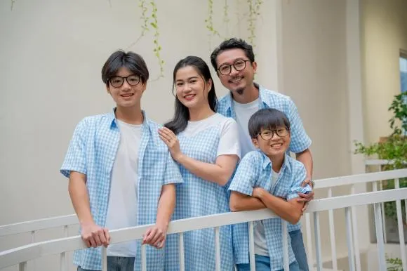 lam-vy-da-va-hua-minh-dat-ky-niem-14-nam-ngay-cuoi-hai-quy-tu-gay-sot-boi-ngoai-hinh-dien-trai-2