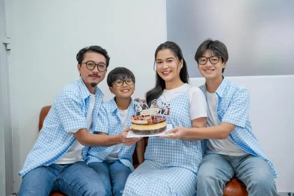 lam-vy-da-va-hua-minh-dat-ky-niem-14-nam-ngay-cuoi-hai-quy-tu-gay-sot-boi-ngoai-hinh-dien-trai-6