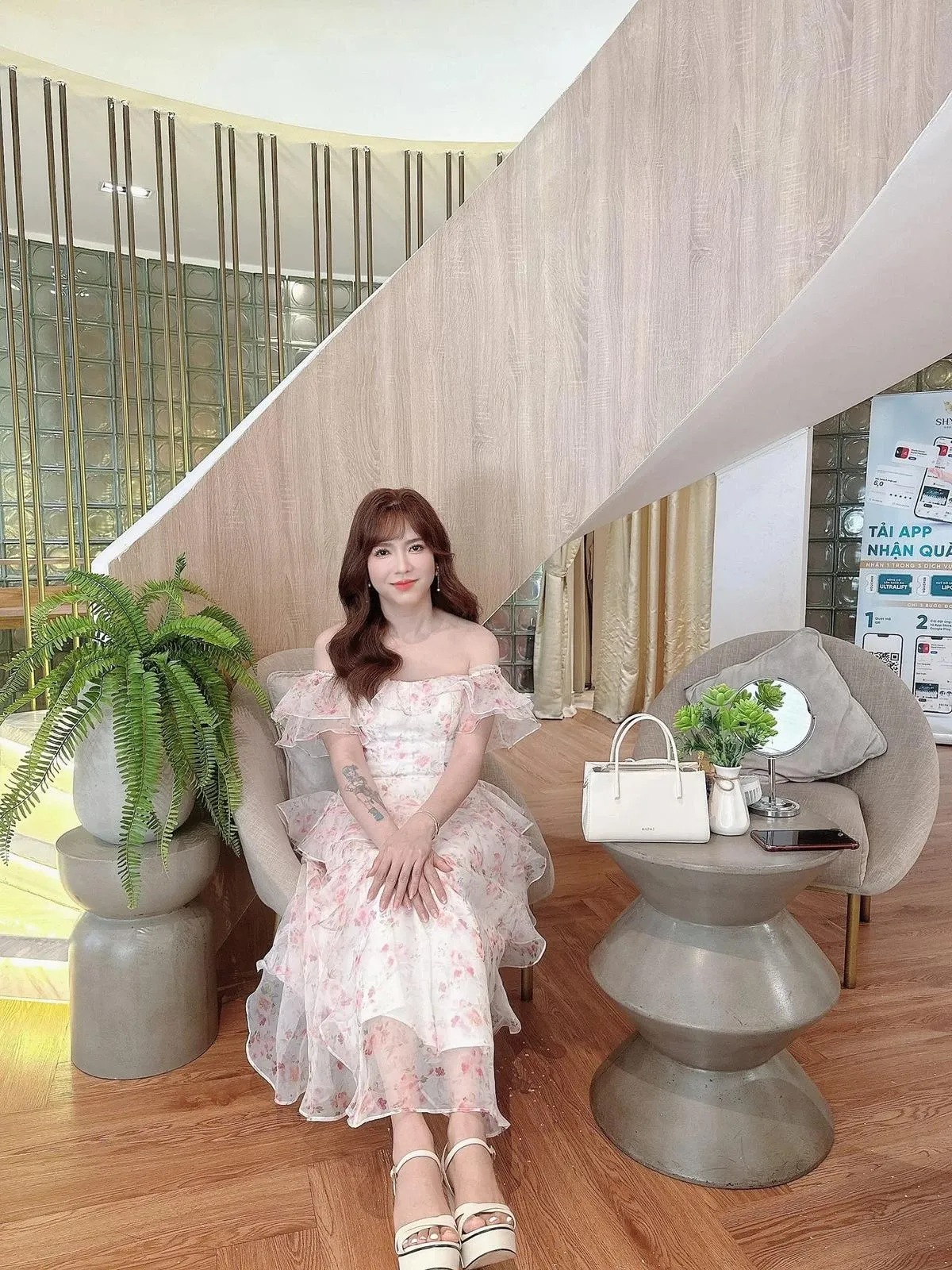 nguoi-chong-da-nang-chuyen-gioi-thanh-phu-nu-khoe-voc-dang-thanh-manh-va-vong-eo-thon-gon-1