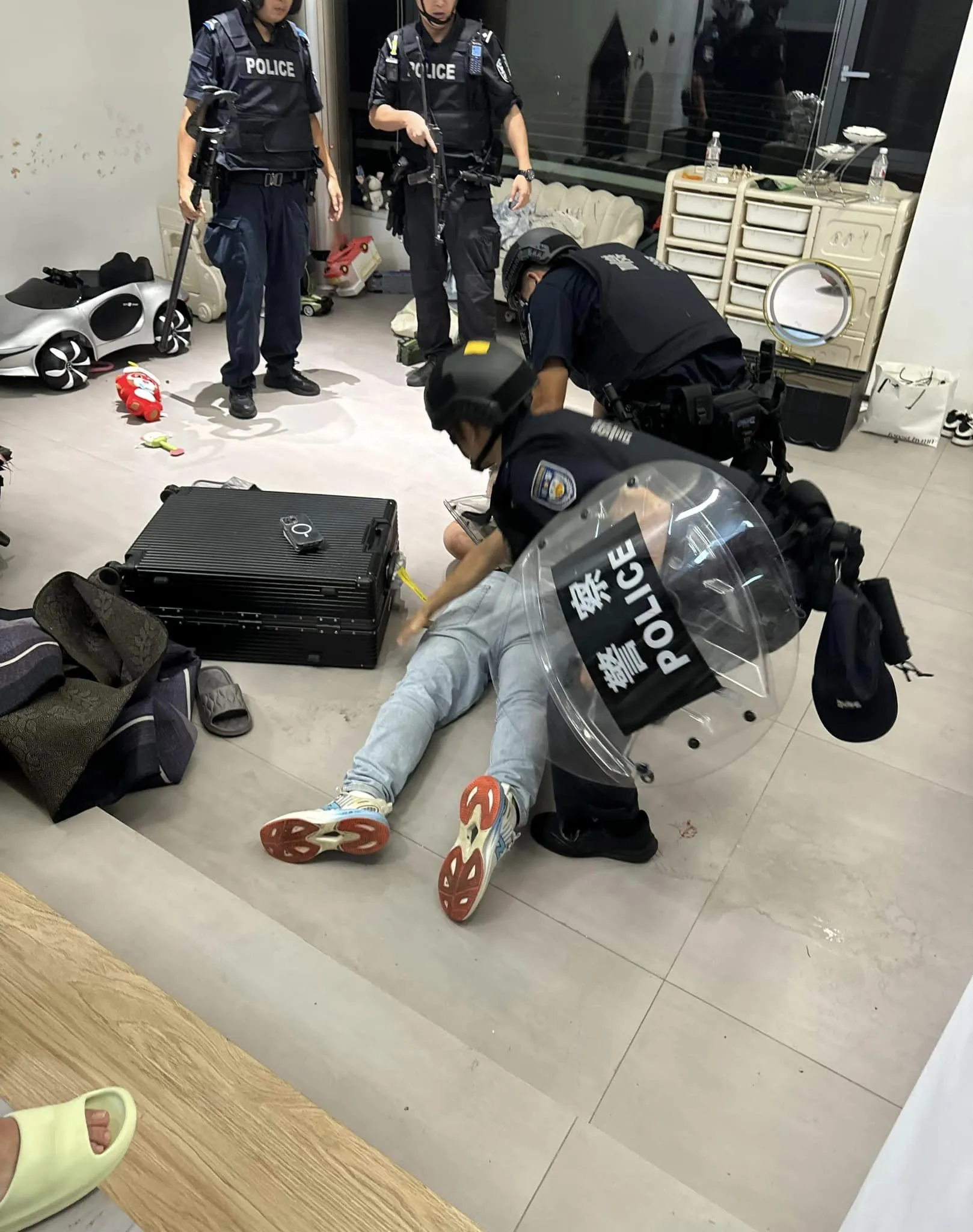 hang-du-muc-dang-tai-loat-hinh-anh-bi-chong-tac-dong-vat-ly-4