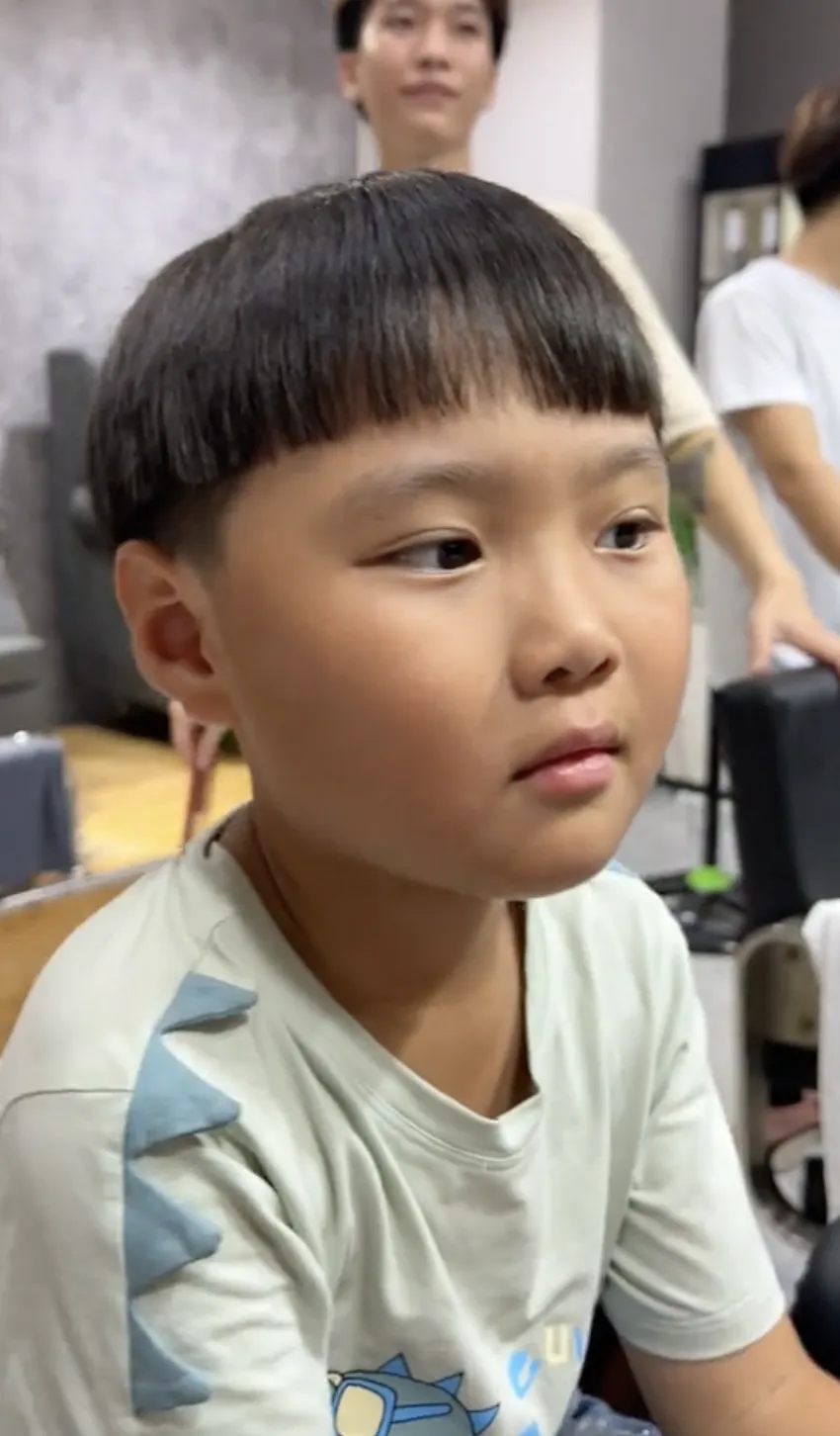 cau-be-noi-tieng-voi-cau-noi-sa-chao-co-chu-di-con-nay-ngay-cang-tro-ma-nhieu-nguoi-suyt-nhan-khong-ra-3