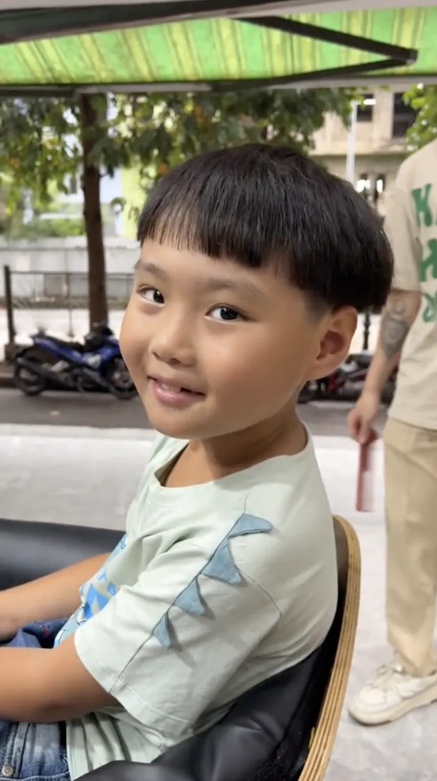 cau-be-noi-tieng-voi-cau-noi-sa-chao-co-chu-di-con-nay-ngay-cang-tro-ma-nhieu-nguoi-suyt-nhan-khong-ra-4