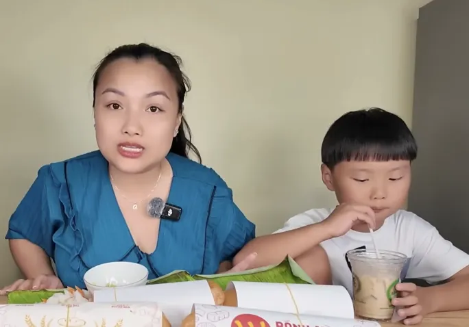 cau-be-noi-tieng-voi-cau-noi-sa-chao-co-chu-di-con-nay-ngay-cang-tro-ma-nhieu-nguoi-suyt-nhan-khong-ra-5