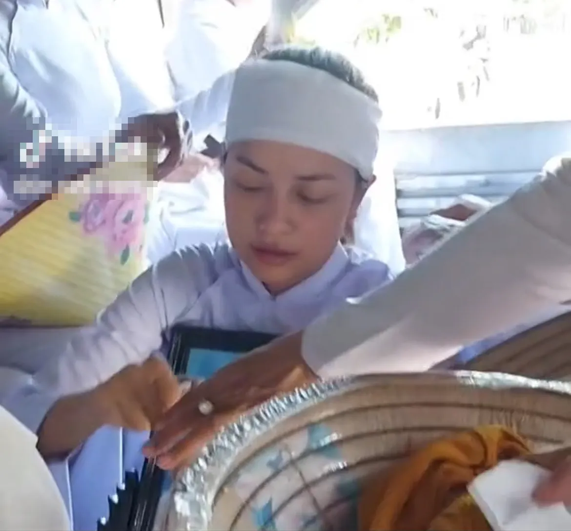 nghen-long-hinh-anh-hoa-hau-ngoc-chau-cui-dau-lang-nguoi-dua-tien-me-ve-noi-an-nghi-cuoi-cung-2