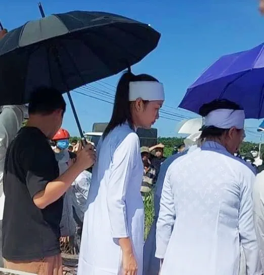 nghen-long-hinh-anh-hoa-hau-ngoc-chau-cui-dau-lang-nguoi-dua-tien-me-ve-noi-an-nghi-cuoi-cung-4