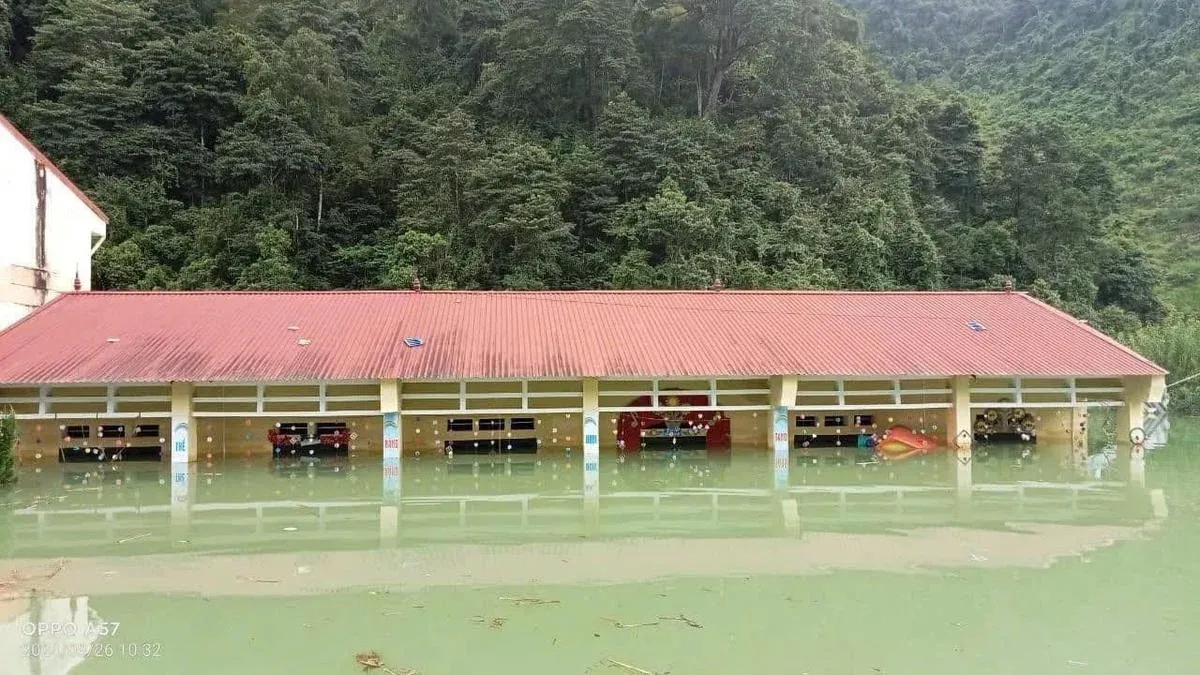 sau-tran-ngap-lut-o-cao-bang-thay-hieu-truong-tu-minh-boi-vao-truong-kiem-tra-tinh-hinh-3