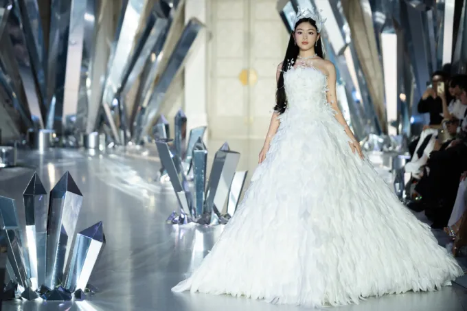 mc-quyen-linh-len-tieng-ve-man-catwalk-cua-con-gai-lo-lem-1