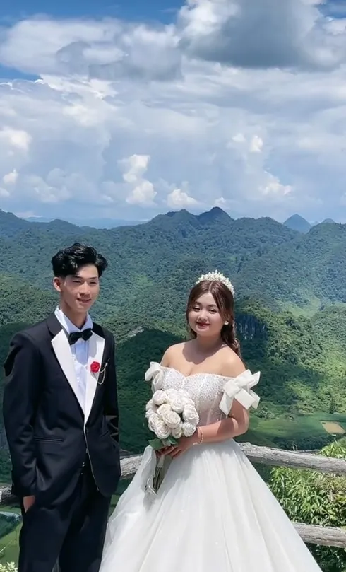 xon-xao-hinh-cuoi-cua-phung-phinh-ha-giang-ben-chong-hon-6-tuoi-2