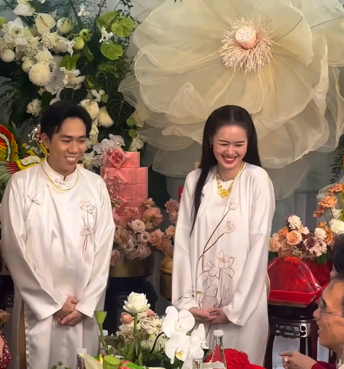 anh-duc-va-vo-to-chuc-le-gia-tien-vao-sang-nay-4