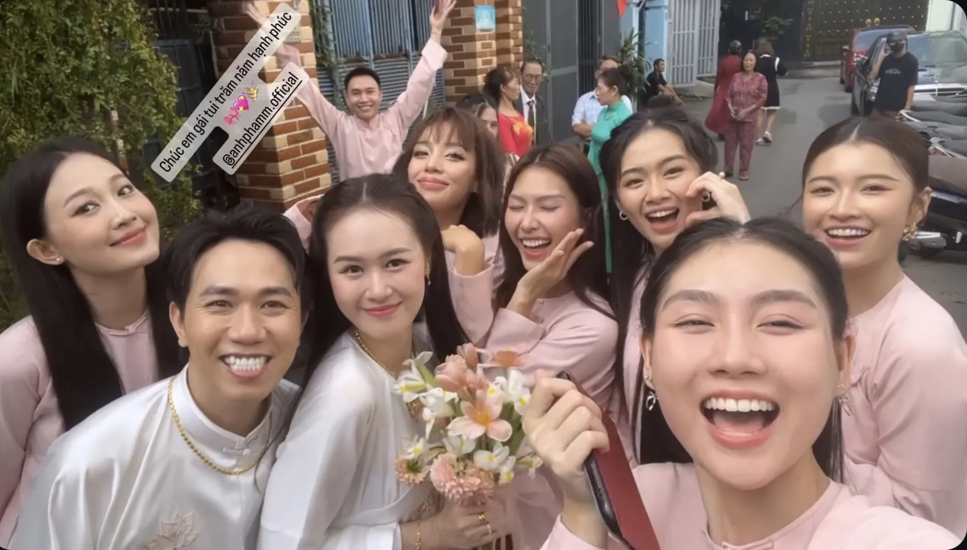 anh-duc-va-vo-to-chuc-le-gia-tien-vao-sang-nay-8