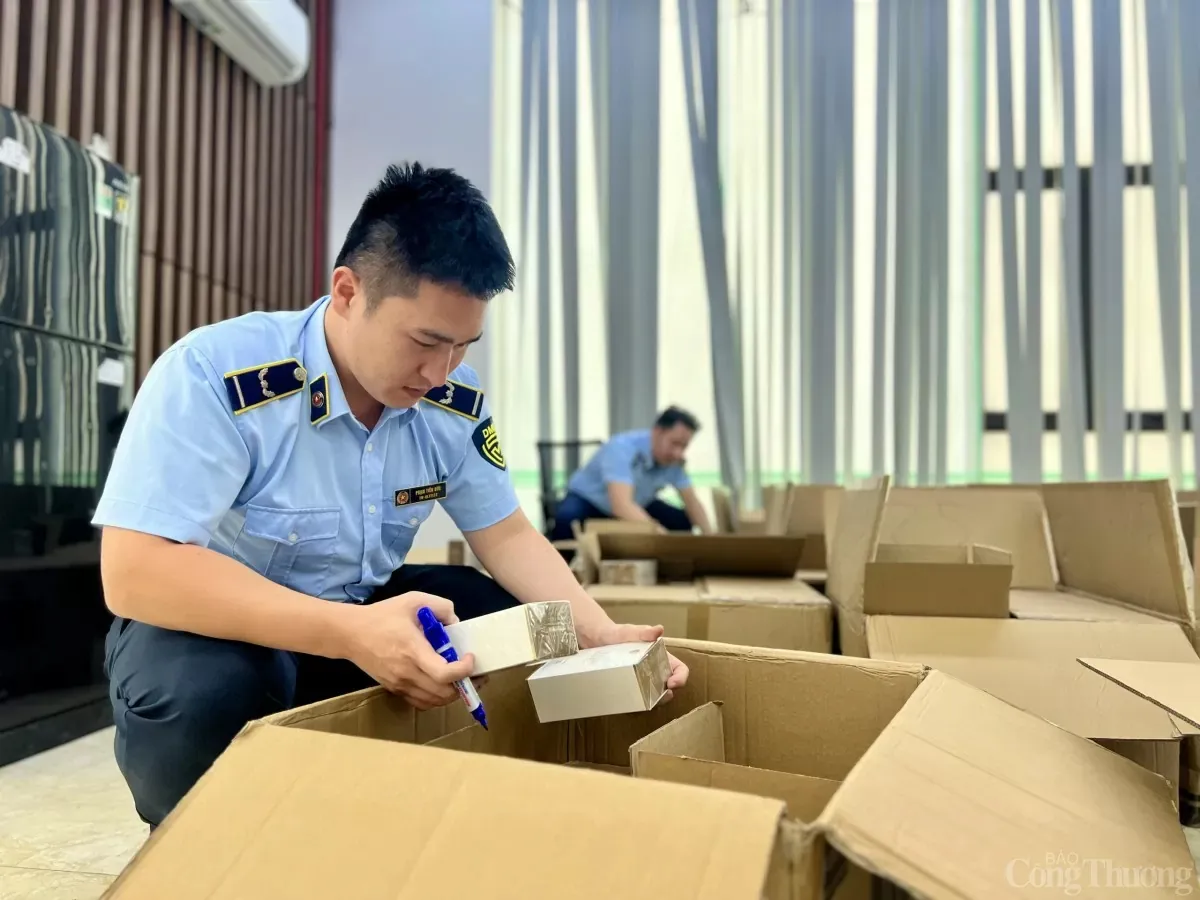 thu-giu-hon-1000-chai-nuoc-hoa-nhap-lau-cua-tiktoker-phan-thuy-tien-4