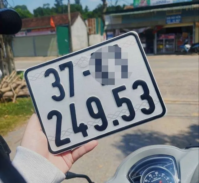 bam-trung-bien-so-4953-co-gai-nghe-an-suyt-khoc-2