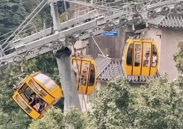 cap-treo-dang-hoat-dong-bi-bung-cua-nu-hanh-khach-roi-xuong-vuc-1