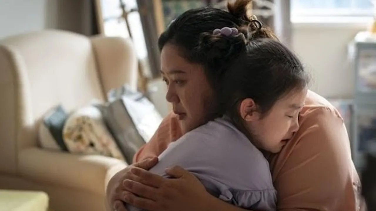 chong-mat-nua-nam-nhưng-con-gai-ngay-nao-di-hoc-ve-cung-khoe-duoc-gap-bo