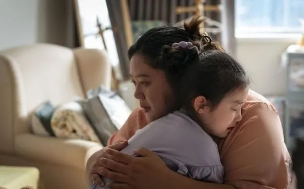 chong-mat-nua-nam-nhưng-con-gai-ngay-nao-di-hoc-ve-cung-khoe-duoc-gap-bo-1