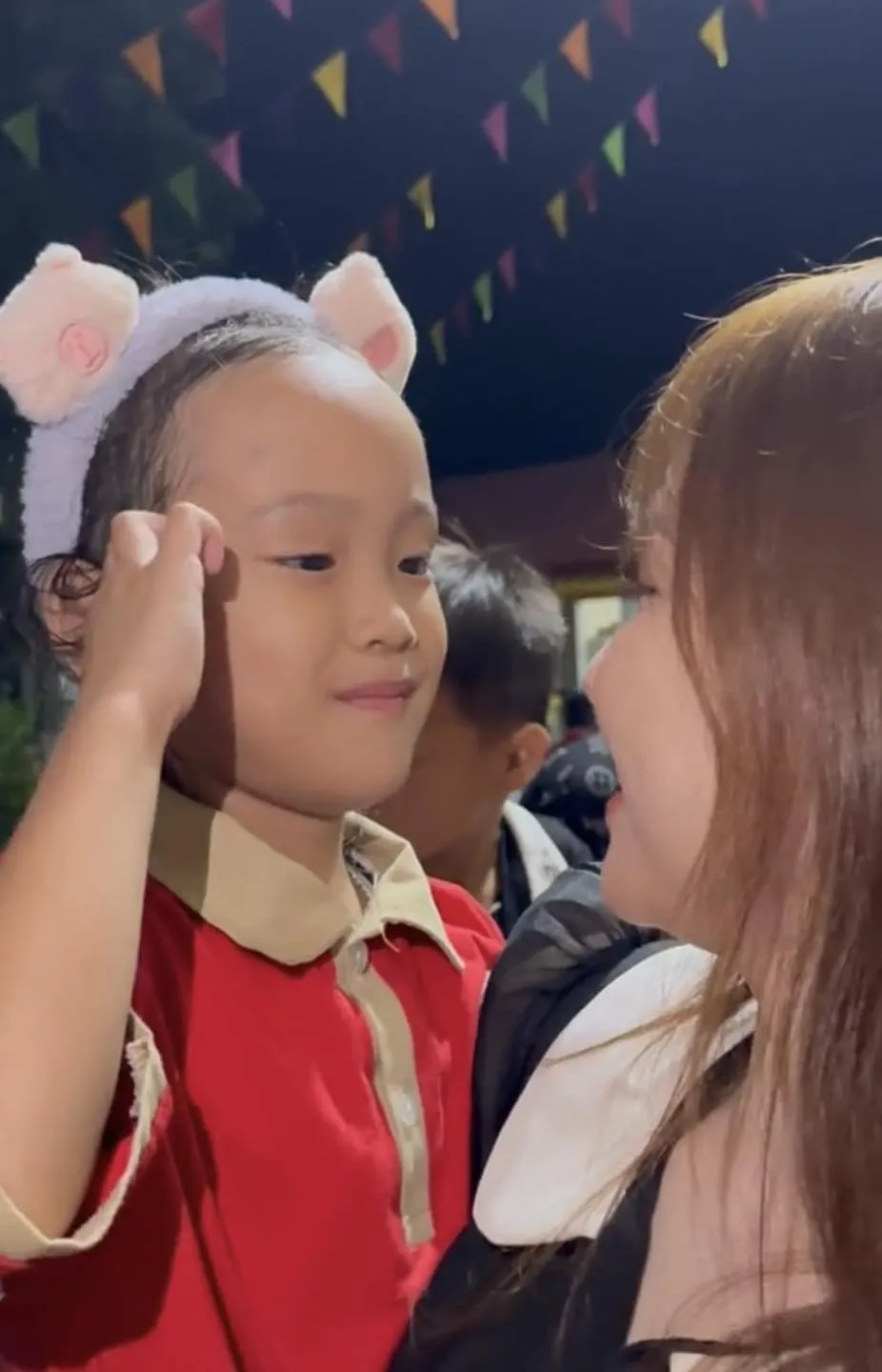 hoa-minzy-gap-em-be-lang-nu-mat-5-nguoi-than-2