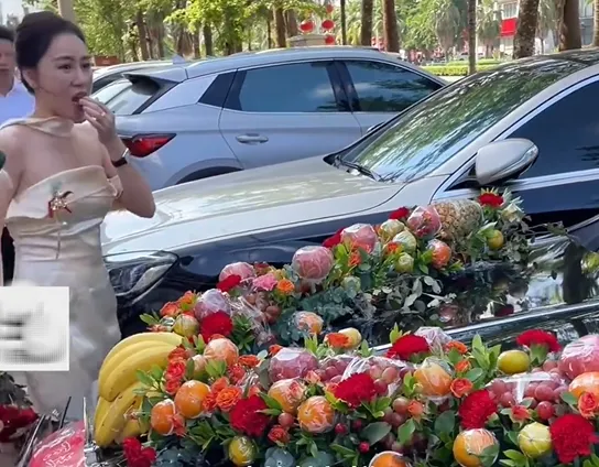 doc-la-co-dau-lam-hoa-cuoi-bang-xa-lach-trang-tri-xe-hoa-bang-chuoi-tao-4