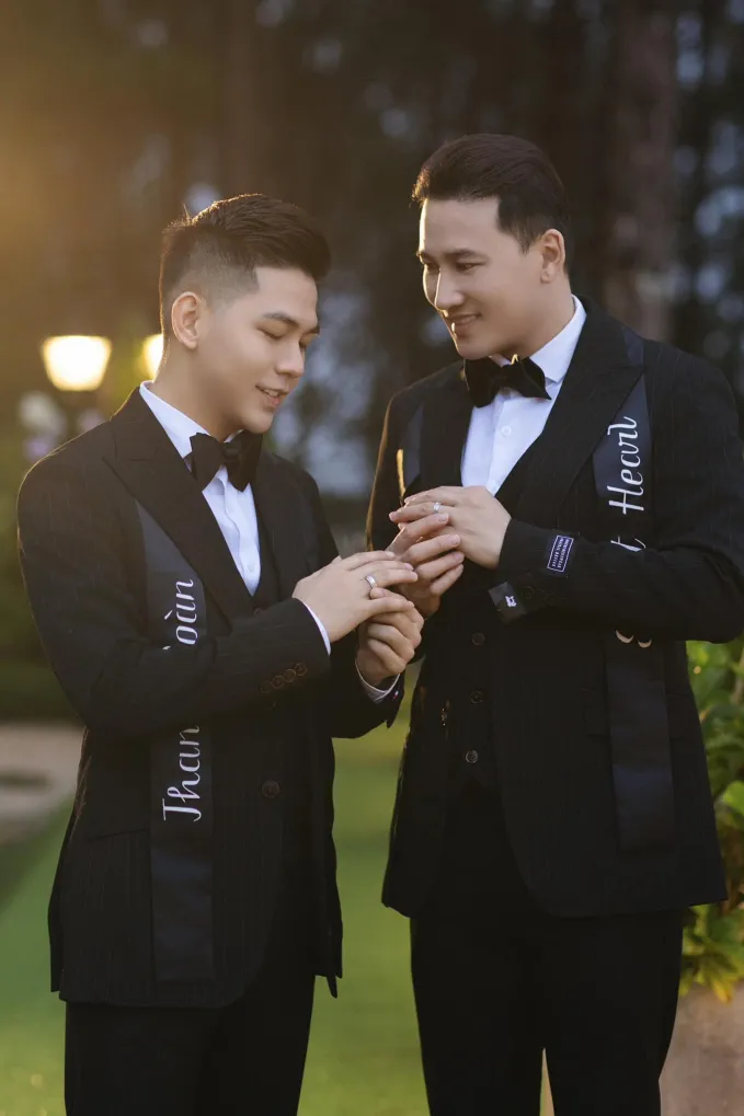 sao-nam-vbiz-va-nguoi-yeu-dong-gioi-tung-thiep-cuoi-4