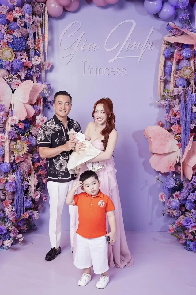 nhoc-ty-vbiz-nhan-1-ty-tien-mung-day-thang-bo-me-co-hanh-dong-dac-biet-gay-chu-y-1