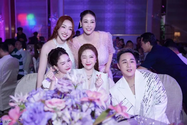 nhoc-ty-vbiz-nhan-1-ty-tien-mung-day-thang-bo-me-co-hanh-dong-dac-biet-gay-chu-y-2