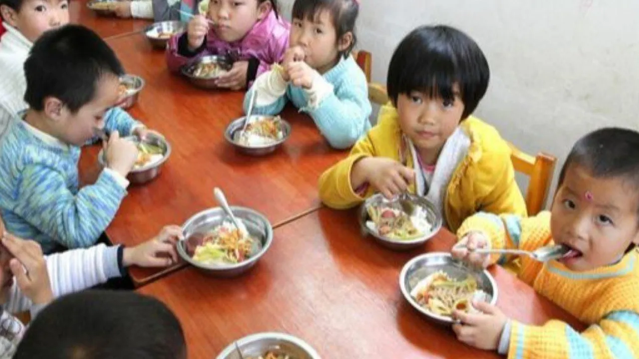 co-khen-o-lop-con-an-nhieu-lam-nhung-ve-nha-luon-than-doi