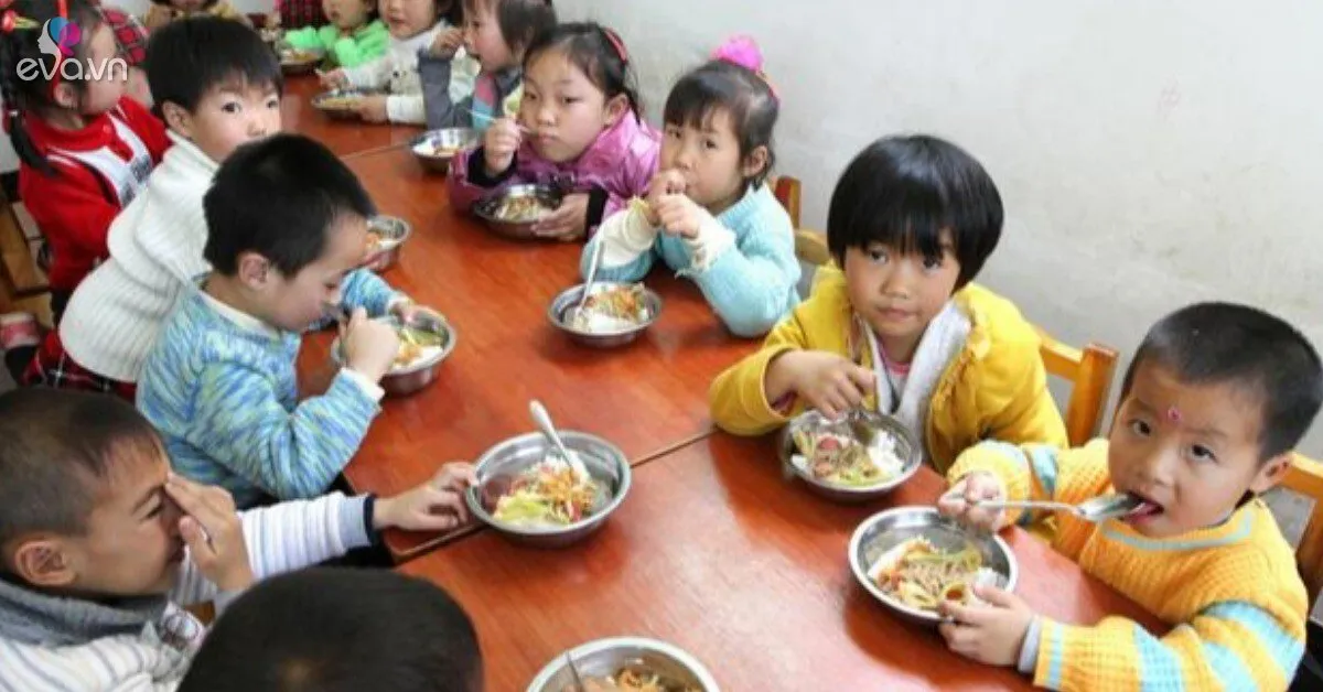 co-khen-o-lop-con-an-nhieu-lam-nhung-ve-nha-luon-than-doi-1