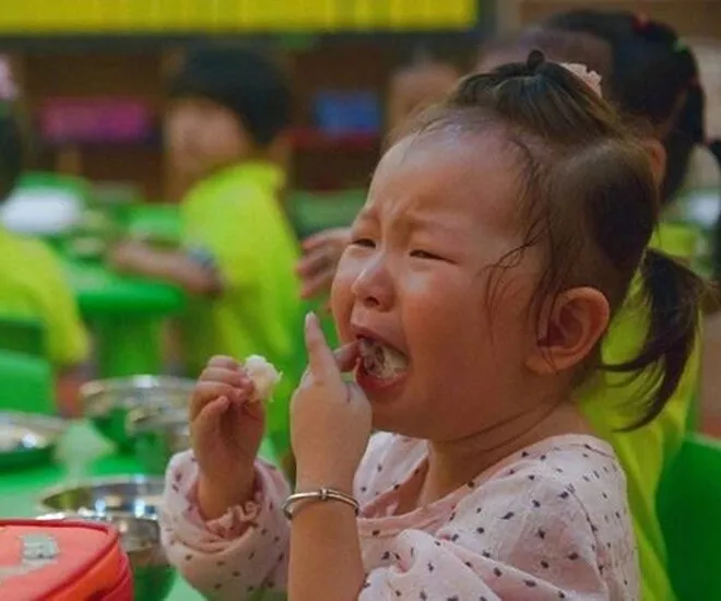 co-khen-o-lop-con-an-nhieu-lam-nhung-ve-nha-luon-than-doi-2