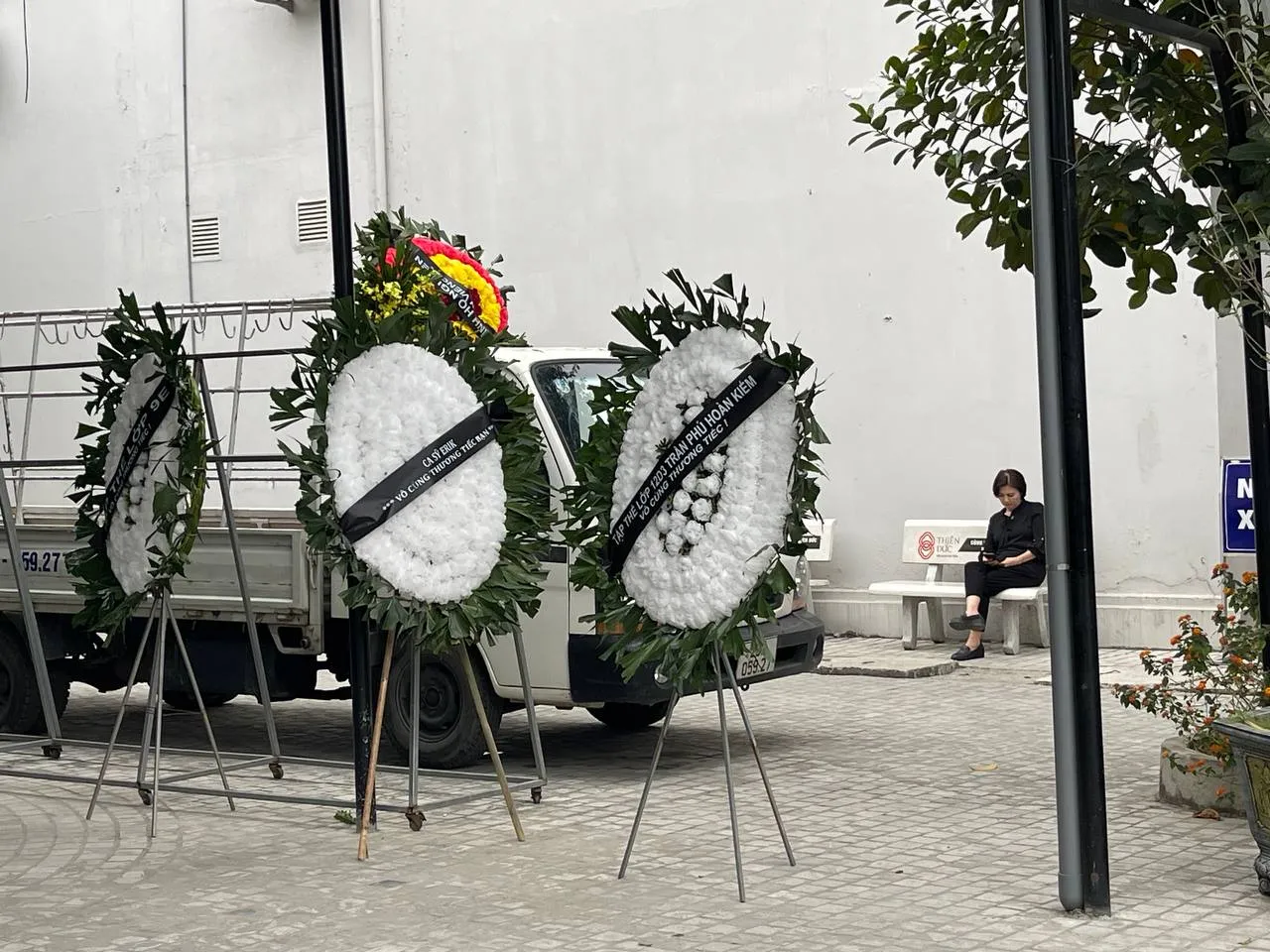 co-gai-bi-nhom-dua-xe-tong-trung-ca-si-erik-gui-vong-hoa-tien-biet-nguoi-ban-than-1