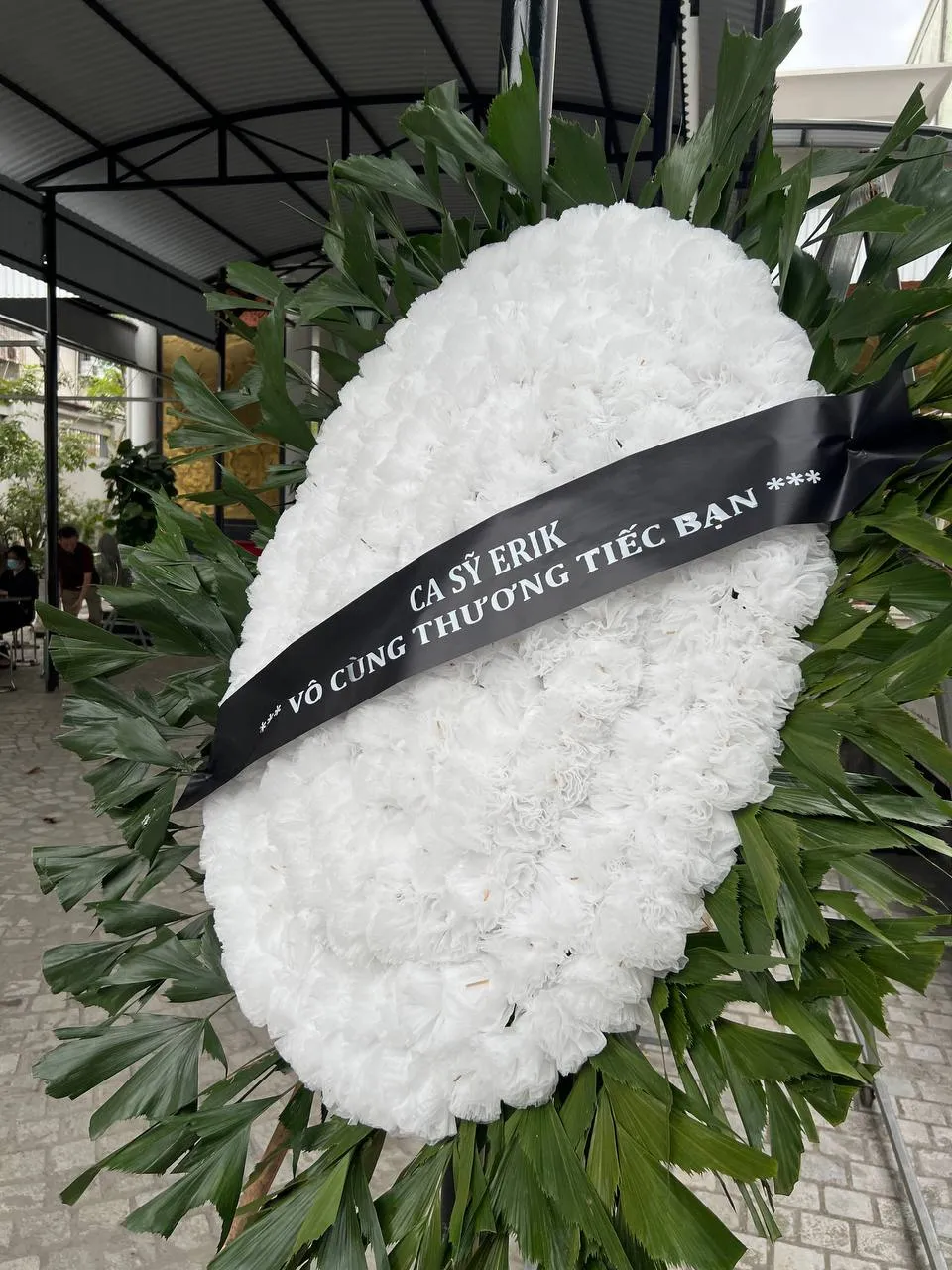 co-gai-bi-nhom-dua-xe-tong-trung-ca-si-erik-gui-vong-hoa-tien-biet-nguoi-ban-than-2