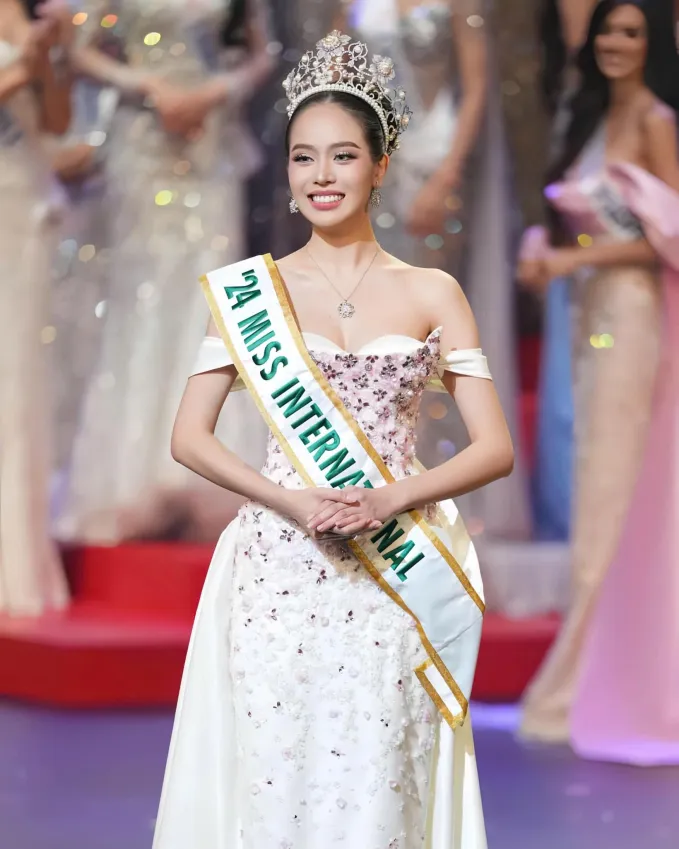 lo-tin-nhan-cua-thanh-thuy-va-ntk-le-thanh-hoa-ve-chiec-vay-mac-khi-dang-quang-miss-international-1