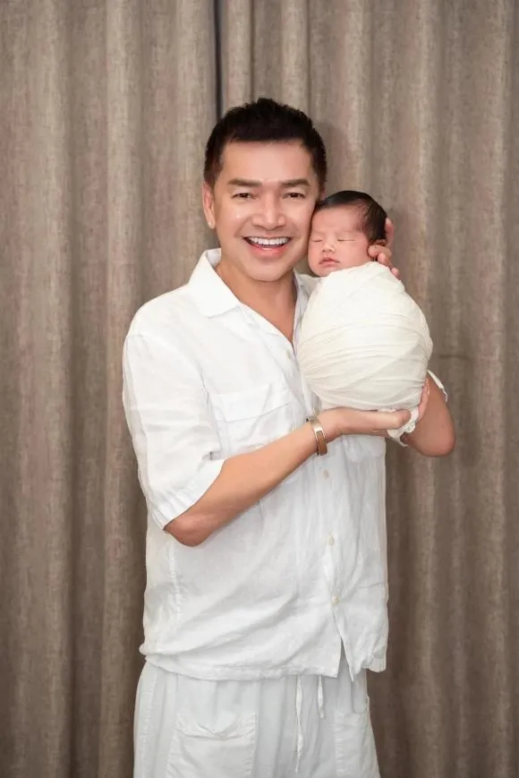 quang-minh-to-chuc-tiec-day-thang-cho-con-trai-3