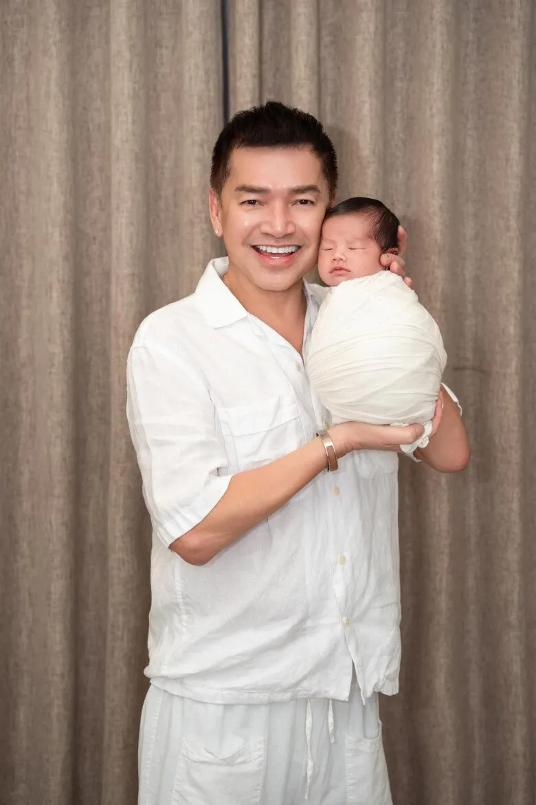 con-trai-quang-minh-mang-ho-me-2