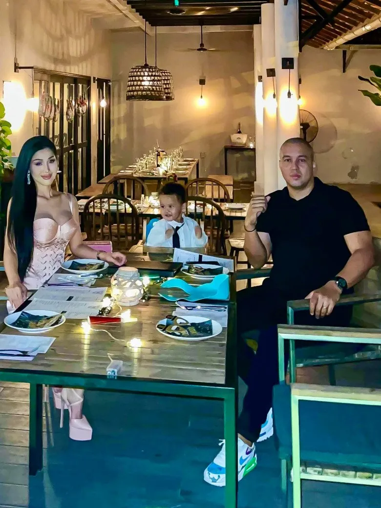 ba-me-nong-bong-dung-phat-to-roi-truoc-cong-truong-mau-giao-cua-con-hoa-ra-la-my-nhan-dao-keo-mot-th-271008983_10160622491694218_7116755329491586598_n-1683776219-652-width780height1040