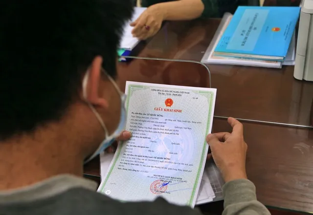 khai-sinh-cho-ong-le-quoc-dung-nguoi-vo-hinh-o-ha-noi-1615868115367