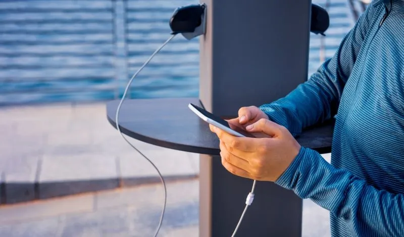 ket-noi-wifi-quet-ma-qr-sac-dien-noi-cong-cong-mat-sach-tien