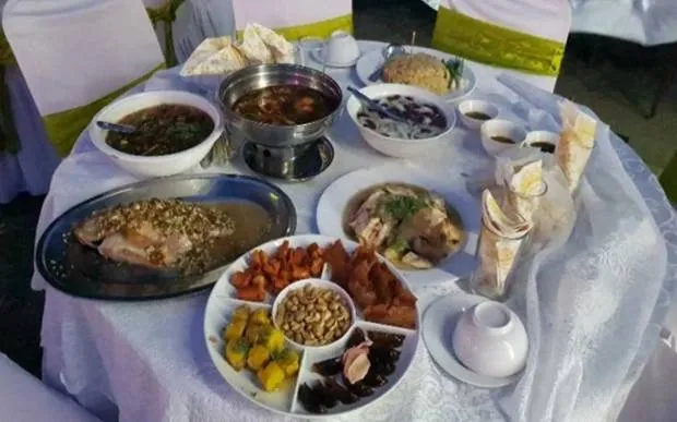 trung-so-doc-dac-nguoi-dan-ong-mo-tiec-o-nghia-trang