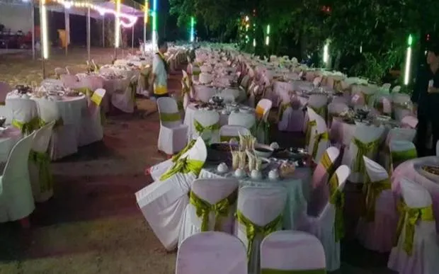 trung-so-doc-dac-nguoi-dan-ong-mo-tiec-o-nghia-trang2