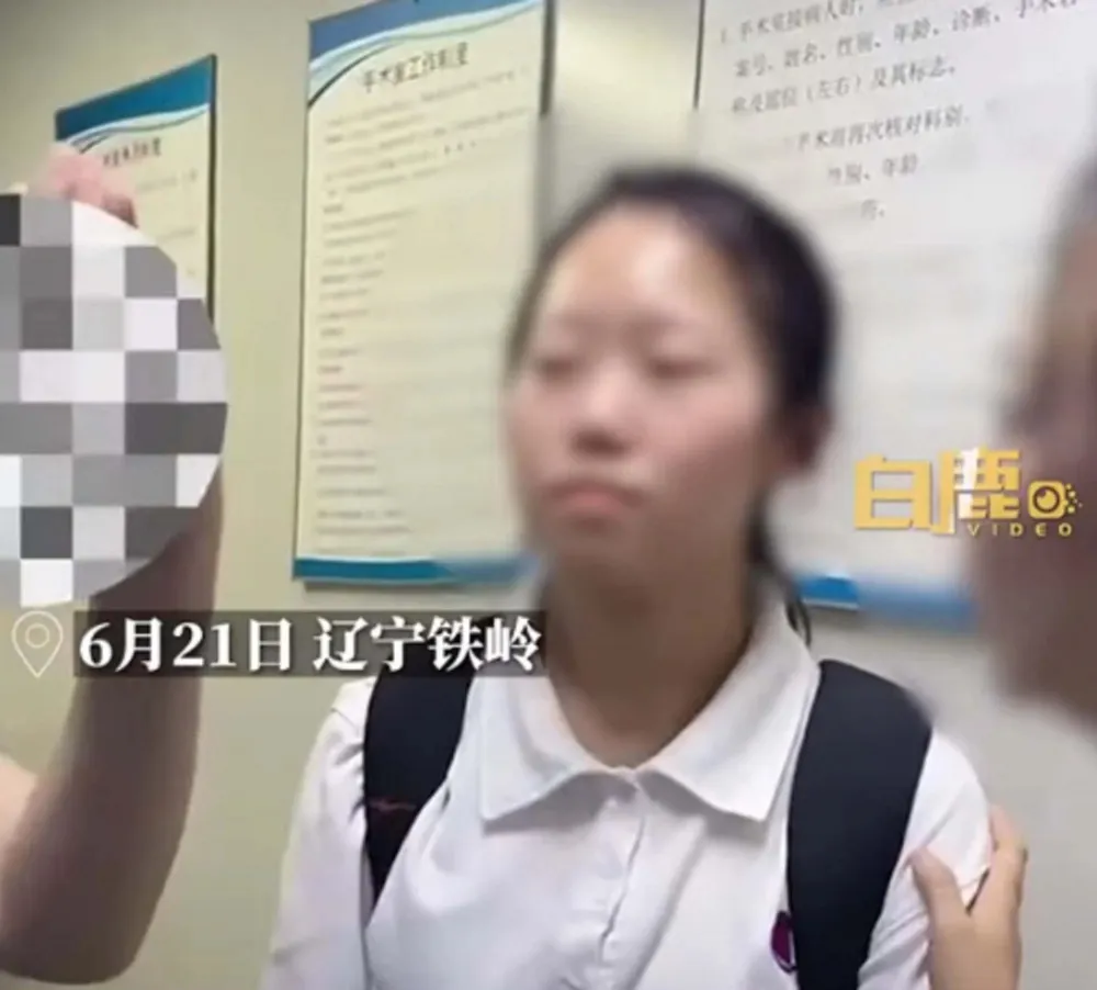 me-tang-con-gai-goi-phau-thuat-tham-my-sau-khi-thi-dai-hoc-2